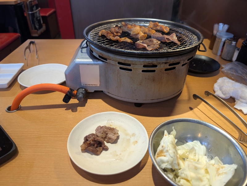 赤からランチ食べ放題でお肉を焼く