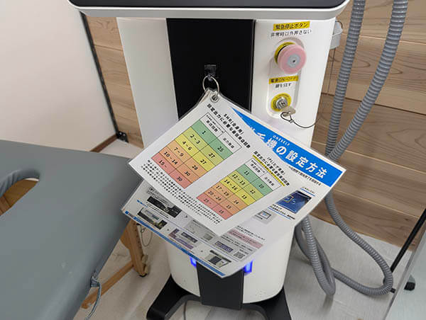 無人セルフ脱毛サロンONESELF　鍵を回して機械の電源を入れる