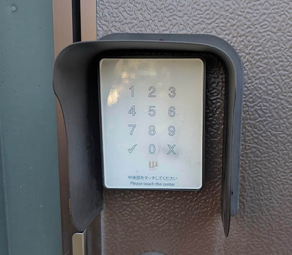 無人セルフ脱毛サロンONESELF　入り口のセキュリティ　パスコードを入力して入店