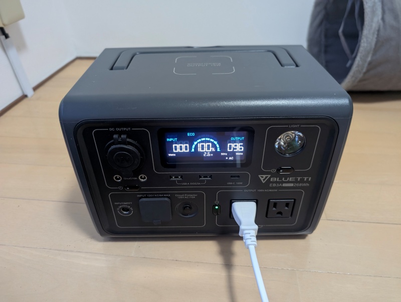 BLUETTI EB3Aに電気毛布を繋いでいる写真