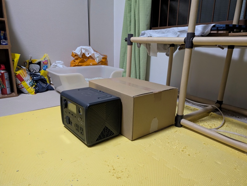 BLUETTI EB3Aが猫のための踏み台になっている様子