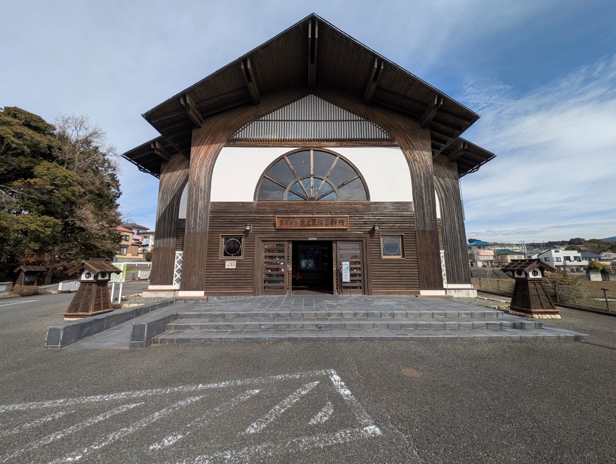 富士市の歴史民俗資料館の正面