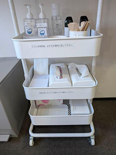 無人セルフ脱毛サロン　TSURU-TSURU　ジェルや化粧水などの備品